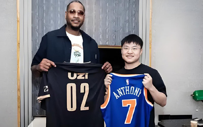 【雙冠聯(lián)動(dòng)】NBA傳奇安東尼與LOL巨星UZI上演世紀(jì)同框 互贈(zèng)簽名戰(zhàn)袍見證巔峰榮耀