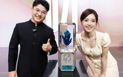 LPL官方主持人余霜曬UZI加冕名人堂典禮合照：是uzi，是
