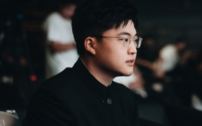 '世界為你加冕'——英雄聯(lián)盟名人堂Uzi紀(jì)念盛典：手印拓片、定制隊服與奔馳G級厚禮