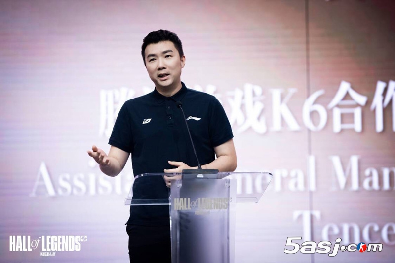'世界為你加冕'——英雄聯(lián)盟名人堂Uzi紀(jì)念盛典：手印拓片、定制隊(duì)服與奔馳G級厚禮