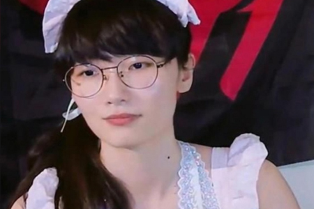 女版Faker：抖音主播莎赫兒掛T1戰(zhàn)旗直播LOL 官方賬號(hào)