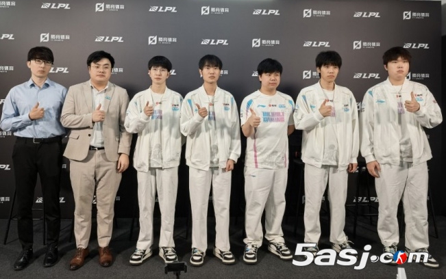 BLG 2-0碾壓FPX鎖定積分第二！Knight兔子1V3封神，教練