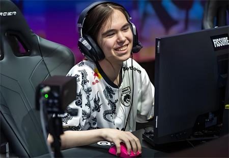 V社引眾怒！donk致敬恩師hally簽名遭刪除，布達(dá)佩斯Major貼紙爭議再起