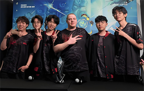 謙遜前行！FPX.BerLIN奪冠后直言"不會(huì)因冠軍驕傲"，全員備戰(zhàn)2026賽季