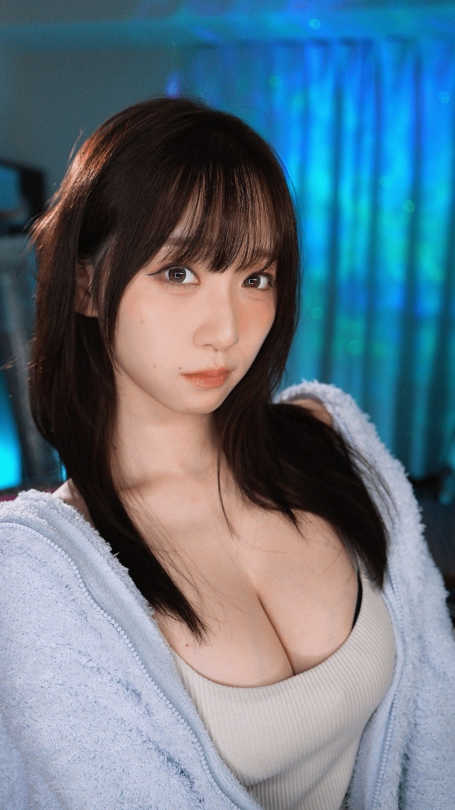 日本寫(xiě)真明星伊織萌分享最新《妮姬》阿妮斯Cos美圖，超大杯純欲天花板