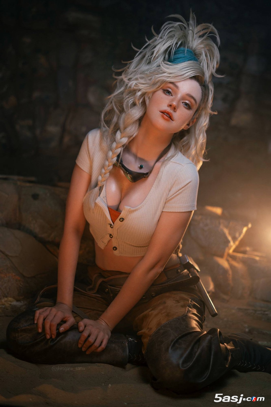 俄羅斯模特cos《怪物獵人：荒野》杰瑪，火熱性感身材撩人！