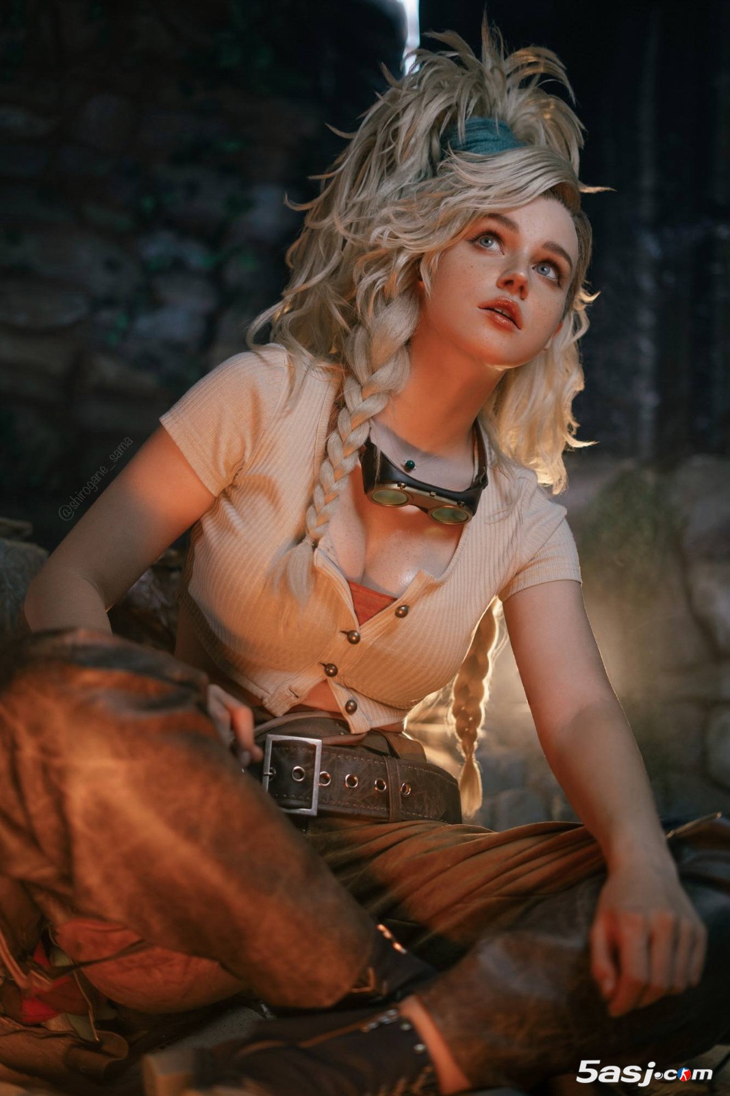 俄羅斯模特cos《怪物獵人：荒野》杰瑪，火熱性感身材撩人！