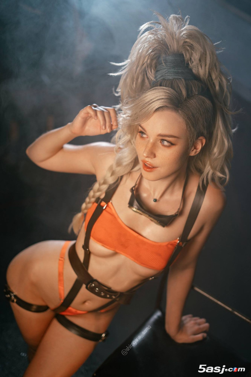 俄羅斯模特cos《怪物獵人：荒野》杰瑪，火熱性感身材撩人！