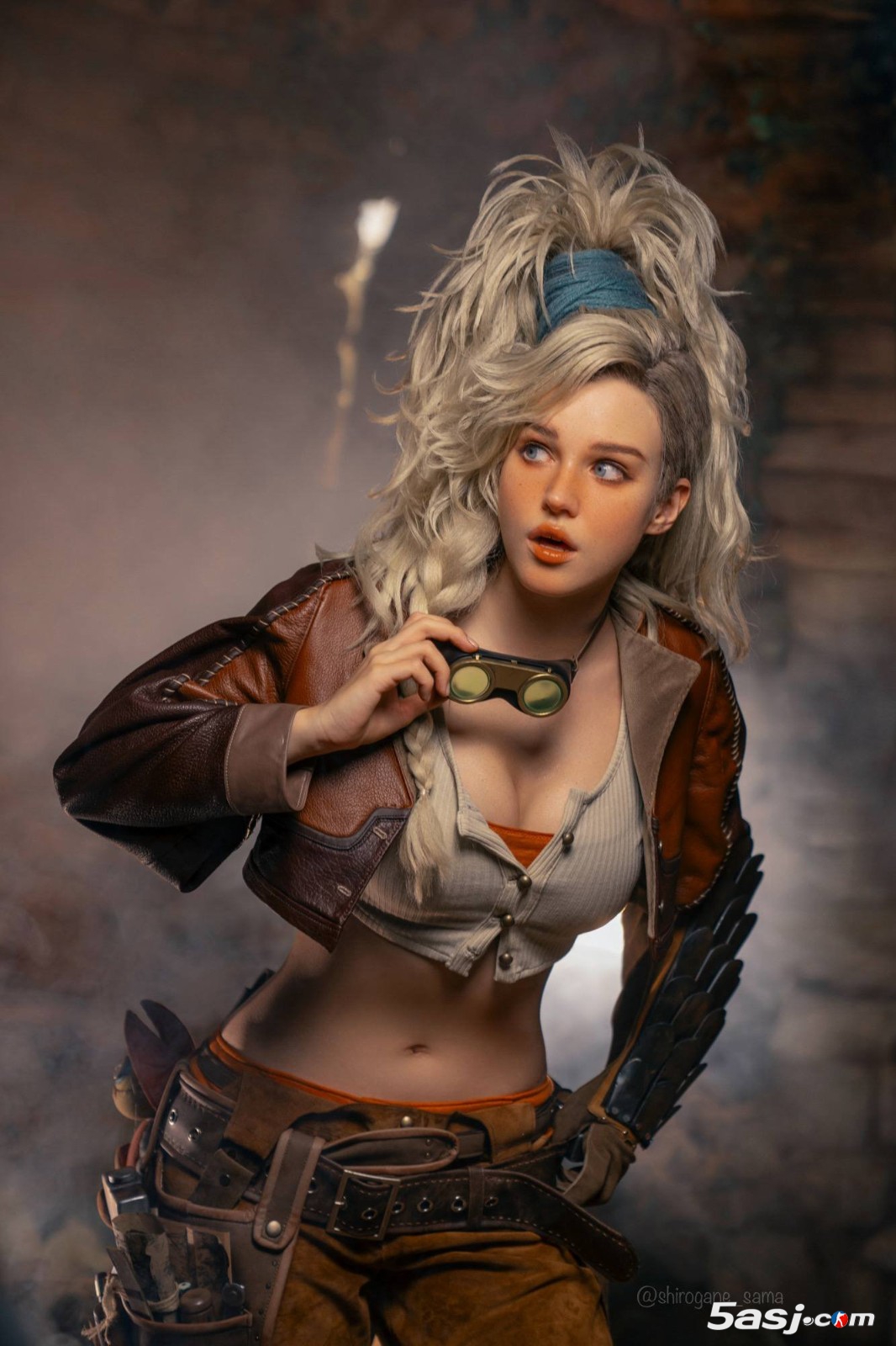 俄羅斯模特cos《怪物獵人：荒野》杰瑪，火熱性感身材撩人！