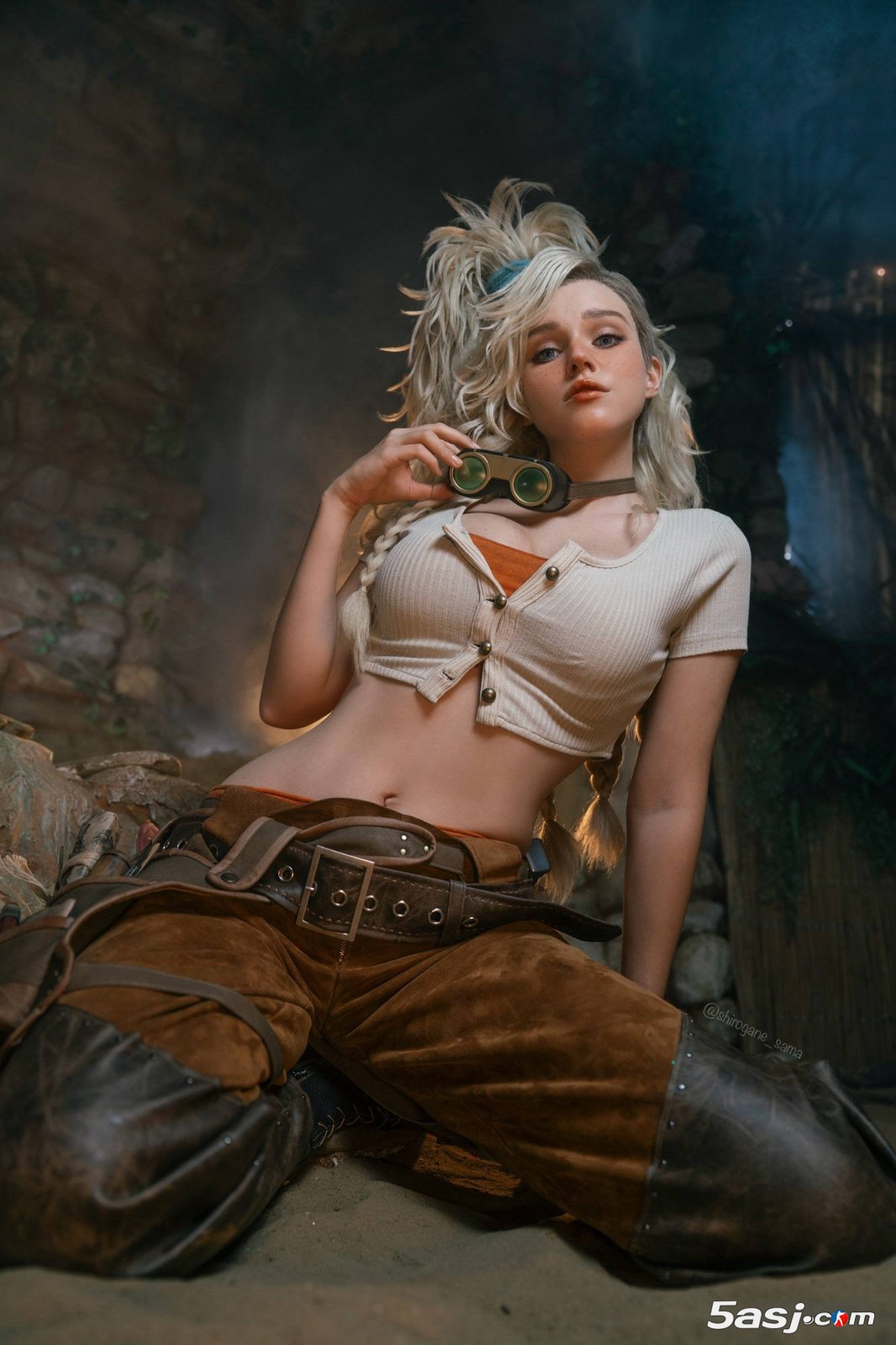 俄羅斯模特cos《怪物獵人：荒野》杰瑪，火熱性感身材撩人！