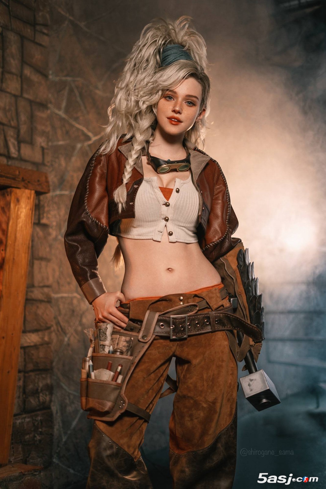 俄羅斯模特cos《怪物獵人：荒野》杰瑪，火熱性感身材撩人！