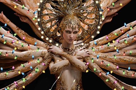 圣誕被迫營業(yè)！《墮落之主2》性感詭異女神Scion掛滿彩燈，成人向美學(xué)引爆全網(wǎng)爭議！