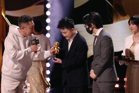 于謙跨界頒獎！前CS傳奇259斬獲B站直播年度人氣獎，職業(yè)級解說征服2400小時賽場